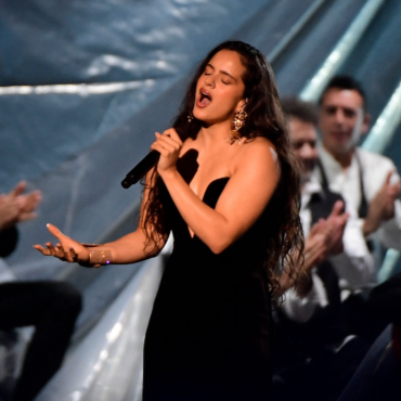 rosalia-covers-rocio-jurado’s-“se-nos-rompio-el-amor”-at-2023-latin-grammys:-watch