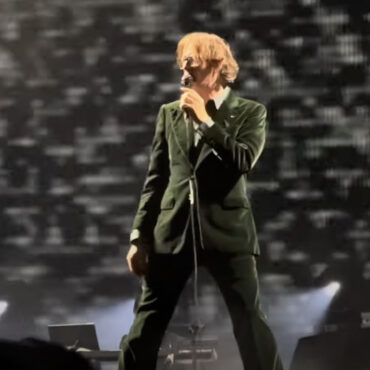 watch-pulp-debut-new-song-“background-noise”-at-corona-capital