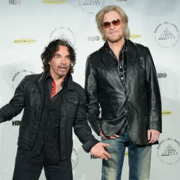 daryl-hall-takes-out-restraining-order-against-john-oates