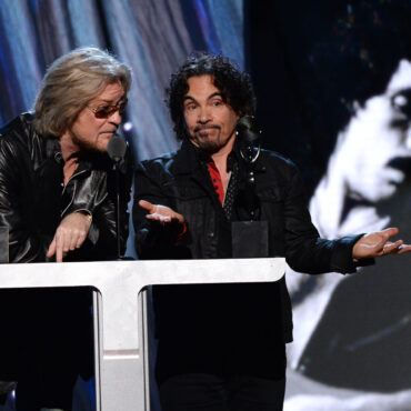 judge-temporarily-blocks-john-oates-from-selling-stake-in-joint-venture-with-daryl-hall