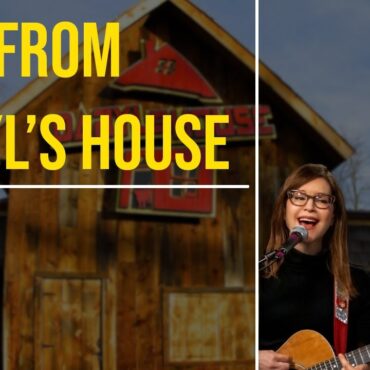 watch-daryl-hall-&-lisa-loeb-perform-“stay,”-which-she-originally-wrote-for-him