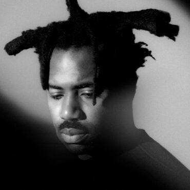 sampha-announces-2024-north-american-tour,-shares-new-video-for-“can’t-go-back”:-watch