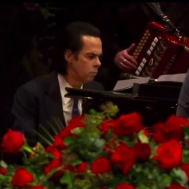 watch-nick-cave-perform-“a-rainy-night-in-soho”-at-shane-macgowan’s-funeral