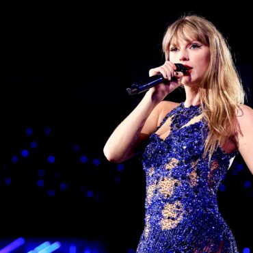 taylor-swift’s-eras-tour-becomes-first-in-history-to-gross-$1-billion,-pollstar-says