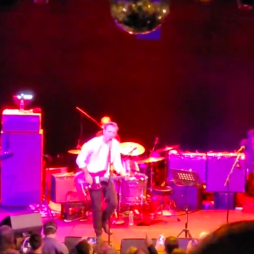 watch-ben-gibbard-join-yo-la-tengo-to-cover-hall-&-oates-at-hanukkah-show