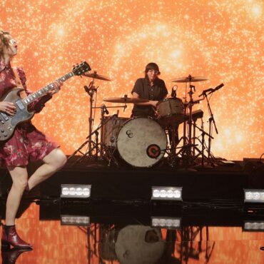 watch-sleater-kinney-perform-“say-it-like-you-mean-it”-with-fred-armisen-on-kimmel