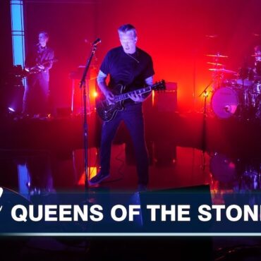 watch-queens-of-the-stone-age-bulldoze-through-“emotion-sickness”-on-kimmel