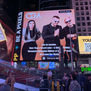 rhythms-on-the-rise:-cafe-de-anatolia's-dazzling-year-end-on-times-square-billboard