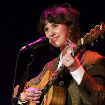 watch-clairo-cover-judee-sill-at-benefit-concert-for-gaza-and-sudan