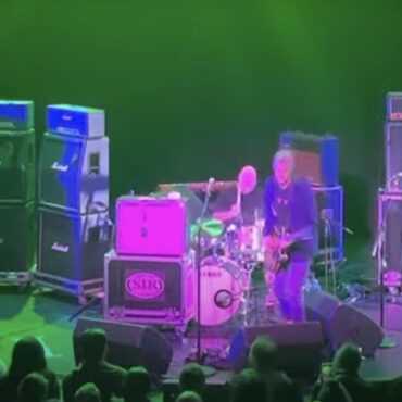 watch-stephen-malkmus-join-dinosaur-jr.-in-portland