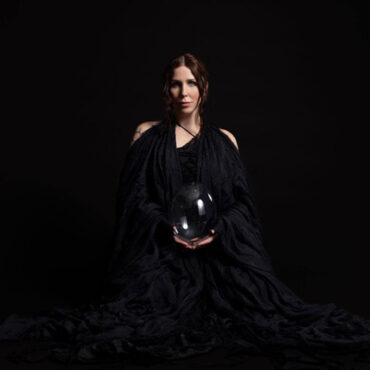 chelsea-wolfe-shares-new-song-“everything-turns-blue”