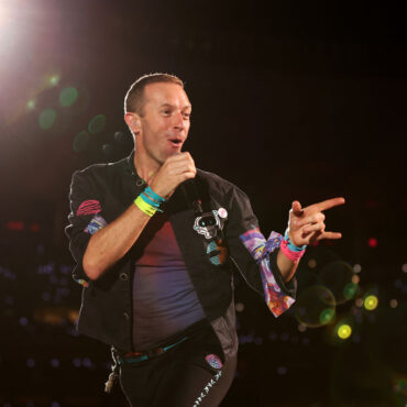 coldplay-address-manila’s-“insane”-traffic,-philippines-president-slammed-for-arriving-by-helicopter