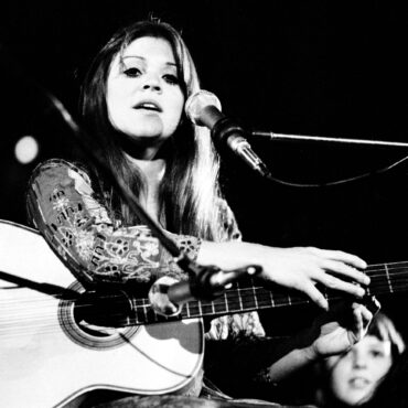 melanie,-beloved-woodstock-performer-and-“brand-new-key”-singer,-dies-at-76