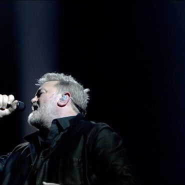 watch-elbow-perform-new-single-“lovers’-leap”-live-for-the-first-time-on-graham-norton