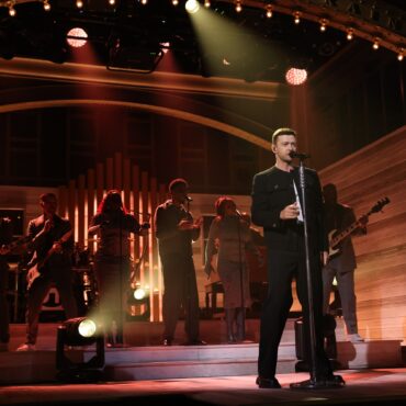 justin-timberlake-debuts-new-song,-revives-“the-barry-gibb-talk-show”-on-saturday-night-live:-watch