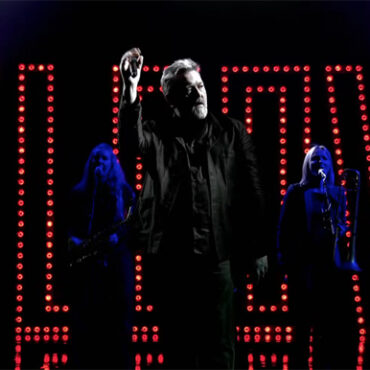 watch-elbow-perform-“lovers’-leap”-on-“the-graham-norton-show”