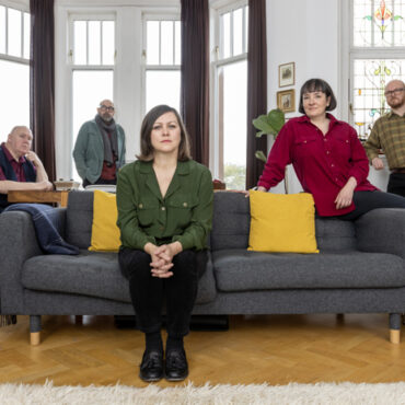 camera-obscura-announce-first-new-album-in-11-years-and-tour,-share-video-for-new-song-“big-love”