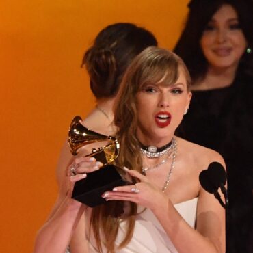 taylor-swift-sets-new-record-with-album-of-the-year-victory-for-midnights-at-2024-grammys