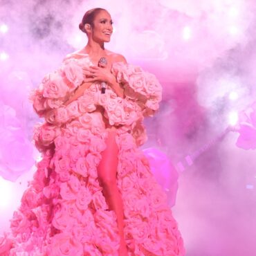 watch-jennifer-lopez-debut-new-song,-bring-out-redman-and-latto-during-“can’t-get-enough”-on-saturday-night-live