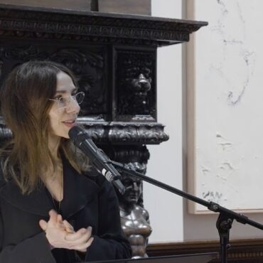 watch-pj-harvey-recite-captain-beefheart’s-poem-about-her-cat