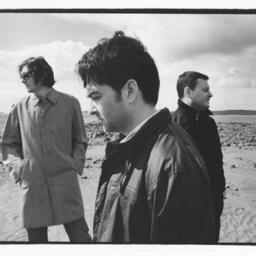 manic-street-preachers-announce-20th-anniversary-edition-of-“lifeblood”