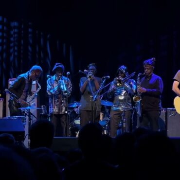 watch-yo-la-tengo-&-sun-ra-arkestra-cover-the-grateful-dead’s-“new-speedway-boogie”-in-san-francisco