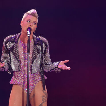 pink-pauses-sydney-show-when-fan-goes-into-labor