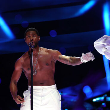 usher-brings-sweaty,-glitzy-showmanship-to-the-super-bowl-halftime-show