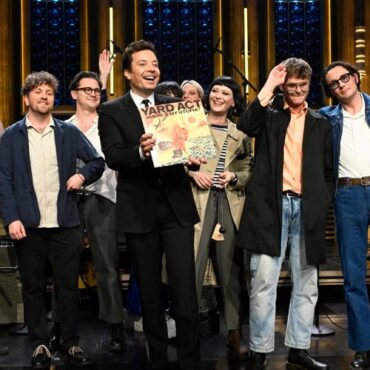 yard-act-announce-north-american-tour,-perform-“we-make-hits”-on-fallon:-watch