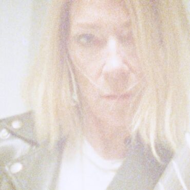 kim-gordon-shares-video-for-new-song-“i’m-a-man”:-watch