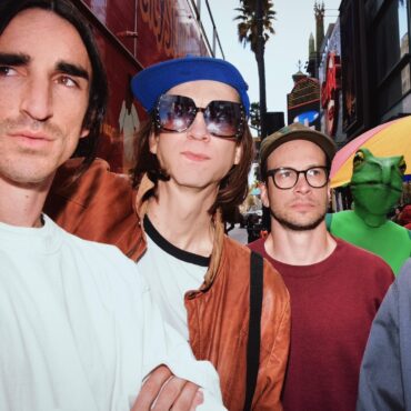 diiv-announce-new-album-frog-in-boiling-water,-share-new-song-“brown-paper-bag”:-listen