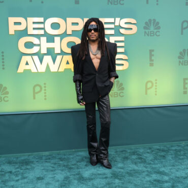 watch-lenny-kravitz-play-a-career-spanning-medley-and-accept-people’s-choice-music-icon-award-from-victoria-monet