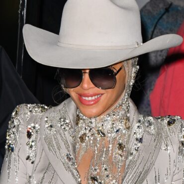 beyonce-makes-history-as-“texas-hold-’em”-tops-billboard’s-hot-country-songs chart