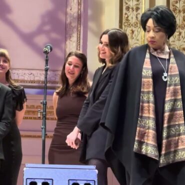 watch-jenn-wasner,-mandy-moore,-hand-habits,-&-more-sing-“with-a-little-help-from-my-friends”-at-the-piano-recital-at-carnegie-hall