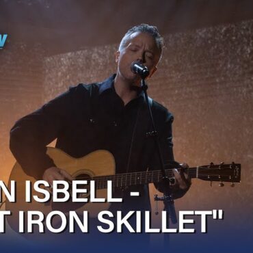 watch-jason-isbell-tell-killers-of-the-flower-moon-fart-story-&-play-solo-acoustic-“cast-iron-skillet”-on-the-daily-show