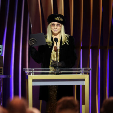 sag-awards:-barbra-streisand-wins-life-achievement,-billie-eilish-autographs-melissa-mccarthy’s-head