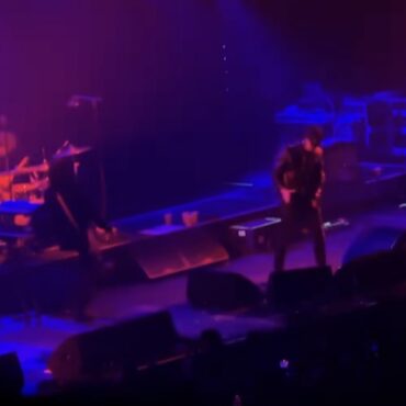 watch-the-strokes-play-live-rarities-at-kina-collins-benefit-in-chicago