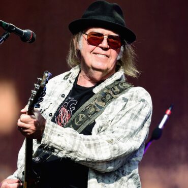 neil-young-to-return-music-to-spotify,-accuses-streaming-services-of-hosting-disinformation