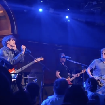 watch-dominic-fike-join-weezer-for-“say-it-ain’t-so”-at-blue-album-club-show-in-la