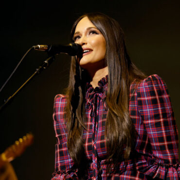 watch-kacey-musgraves-debut-deeper-well-songs-live,-sing-with-noah-kahan-at-album-release-show