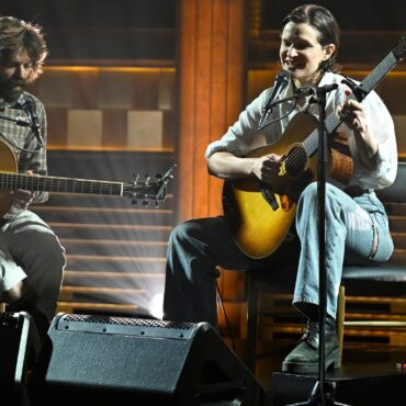 watch-big-thief’s-adrianne-lenker-perform-“free-treasure”-on-fallon