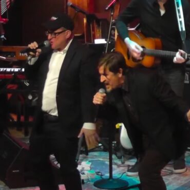 watch-the-mountain-goats’-john-darnielle-&-the-hold-steady’s-craig-finn-cover-the-pogues-at-sinead-&-shane-benefit