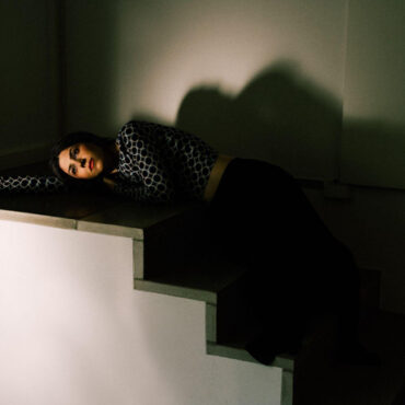 julia-holter-on-“something-in-the-room-she-moves”