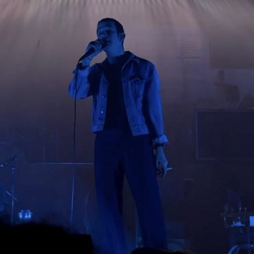 watch-the-1975-perform-“anobrain”-for-the-first-time-in-eight-years