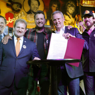 tennessee-governor-signs-elvis-act-to-protect-musicians-from-deepfakes