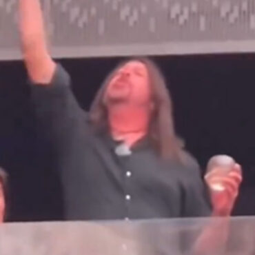 dave-grohl-acts-like-fanboy-in-u2-show-video