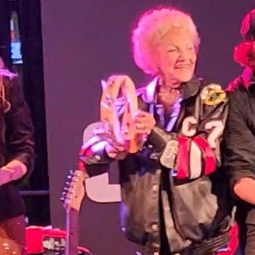 eddie-vedder-plays-with-old-lady-in-retirement-party-video