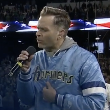 watch-ben-gibbard-sing-the-national-anthem-at-seattle-mariners-opening-day-2024