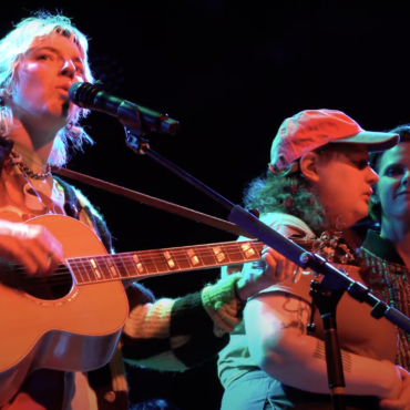 watch-joanna-sternberg-&-cassandra-jenkins-join-caroline-rose-on-two-songs-in-brooklyn