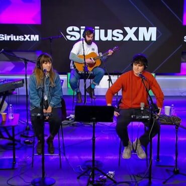 watch-vampire-weekend-cover-grateful-dead-with-amber-coffman-on-siriusxmu